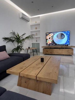 Modern apartment close to airport with Gym and BBQ, Nea Alikarnassos